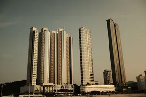 Dramatic view of modern skyscrapers under a warm evening sky, highlighting urban architecture. jigsaw puzzle