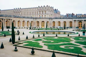 a large building with a fountain in the middle of it jigsaw puzzle