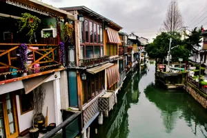 houses near body of water jigsaw puzzle